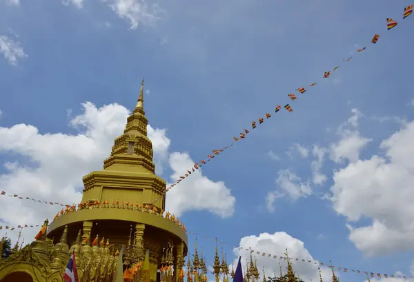 Pagode dourado no templo budista — Fotografia de Stock