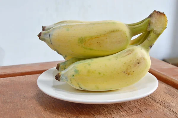 Banana coltivata su piatto — Foto Stock