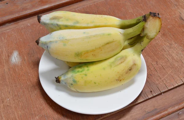 Banana cultivada em prato — Fotografia de Stock