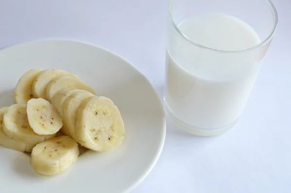 Tranche de banane cultivée et verre de lait — Photo