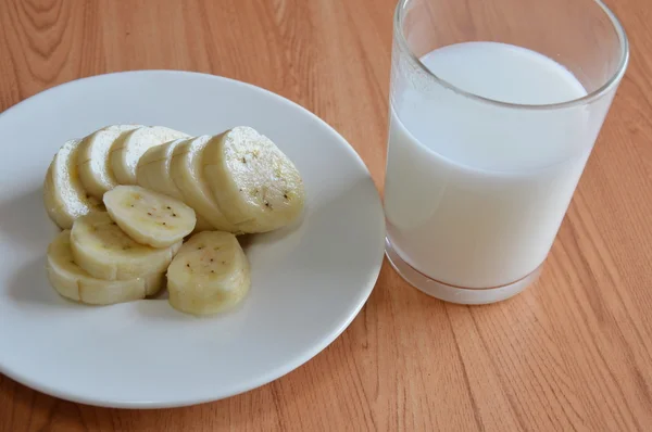 Rebanada de plátano cultivada y vaso de leche —  Fotos de Stock