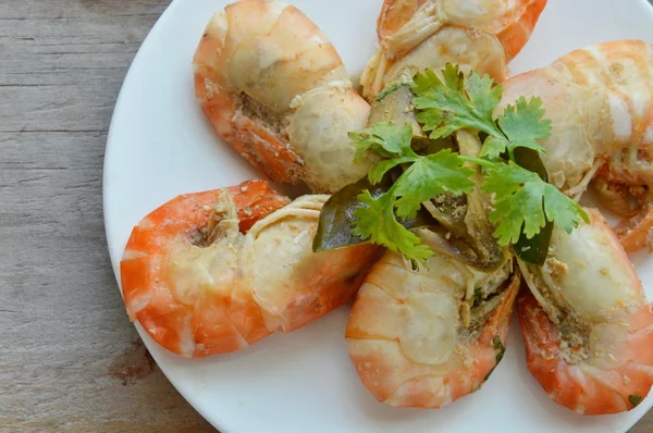 Camarones al vapor con hoja de lima de Kaffir — Foto de Stock