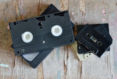 video kaset ve kaset ahşap tahta üzerinde