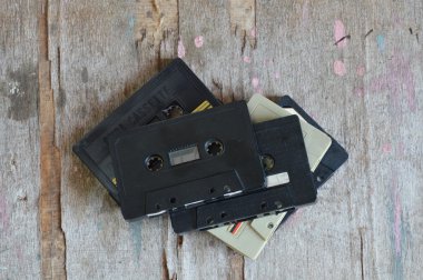 Kaset Kaset Kaydedici ahşap arka plan üzerinde