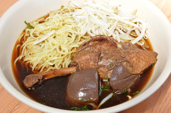 Fideos de huevo con pato cocido en sopa marrón —  Fotos de Stock