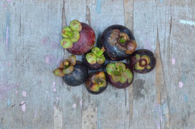 Mangosteen ahşap tahta üzerinde