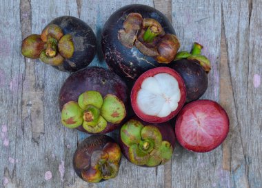 dışarı mangosteen kabuğuna ahşap tahta