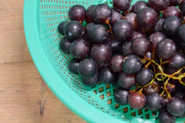 Raisin rouge dans le panier — Photo