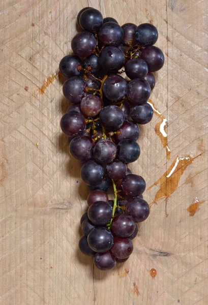 Red grape on wooden board — Stock Photo, Image