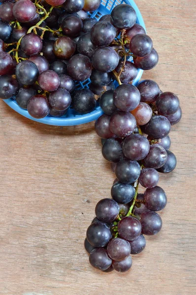 Червоний виноград на дерев'яній дошці — стокове фото