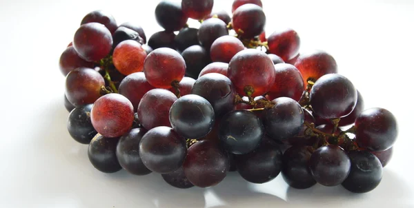Uva roja sobre fondo blanco — Foto de Stock