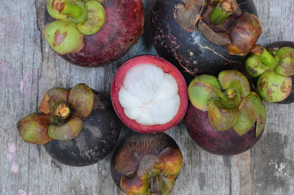 Dışarı mangosteen kabuğuna ahşap tahta — Stok fotoğraf