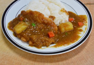 Tonkatsu derin kızarmış domuz soyunma Japon köri ile