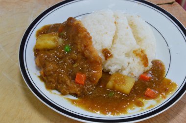 Tonkatsu derin kızarmış domuz soyunma Japon köri ile