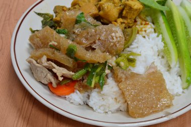 Kızarmış domuz deri ve taze soğan soslu domuz eti ilave edin