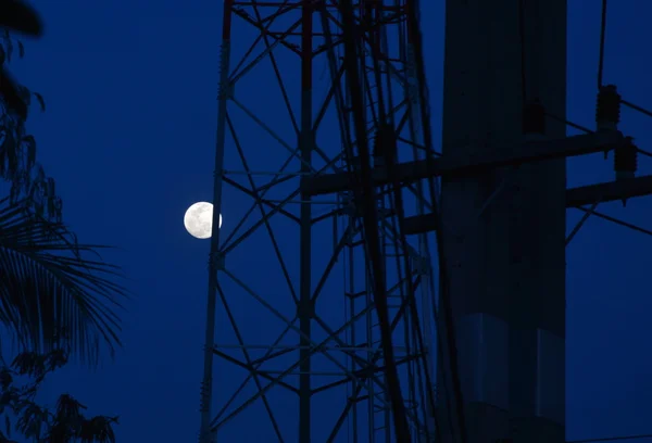 Mond unter Telekommunikationsturm — Stockfoto