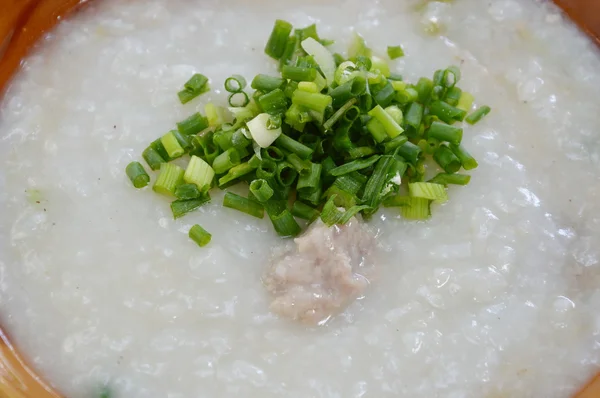 Bubur nasi topping irisan bawang musim semi dalam mangkuk — Stok Foto