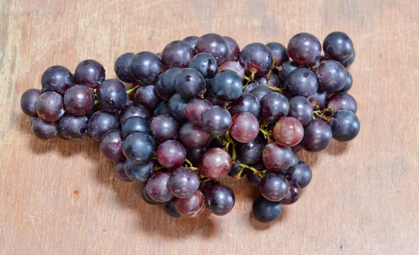 Червоний виноград на дерев'яному столі — стокове фото