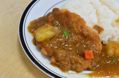 Tonkatsu derin kızarmış domuz soyunma Japon köri ile