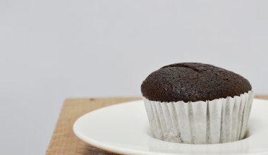 çanak üzerinde çikolatalı muffin
