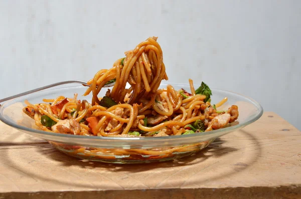 Mélanger les spaghettis épicés frits avec du porc et du chili à la fourchette — Photo