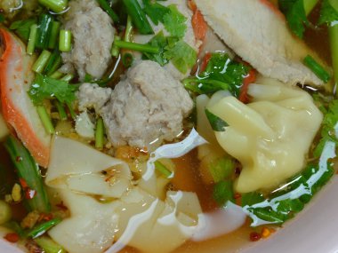 Çin domuz dumpling çorbası