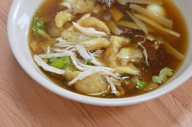 Kızarmış Balık maw içinde kırmızı et suyu