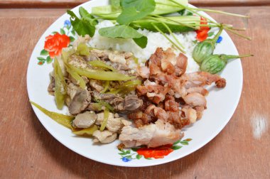 tatlı biber ve sarımsak ile kızarmış tavuk kızarmış tavuk iç organlar