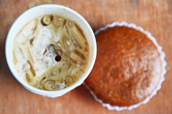 Eiskaffee und Bananenmuffin — Stockfoto