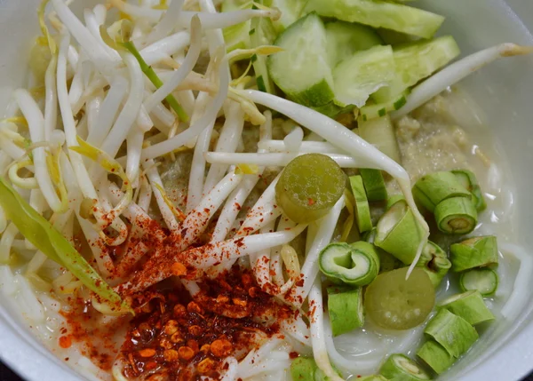 Nouilles de riz avec sauce au curry de poisson garniture de légumes style cambodgien — Photo