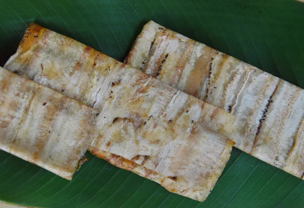 Gegrilde platte banaan Cambodjaanse voedsel op bananenblad — Stockfoto