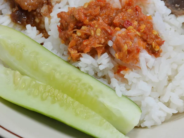 Pasta de camarones salsa de chile sobre arroz — Foto de Stock