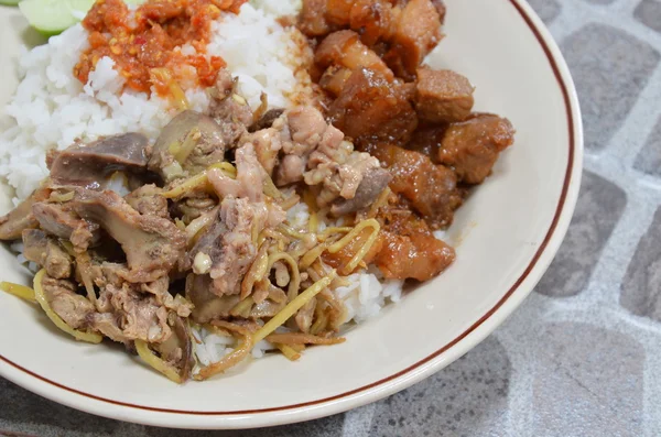 Aduk isi perut ayam goreng dengan jahe dan daging babi manis — Stok Foto