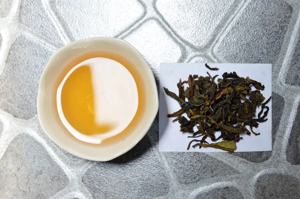 Tekopp och teblad på papper — Stockfoto