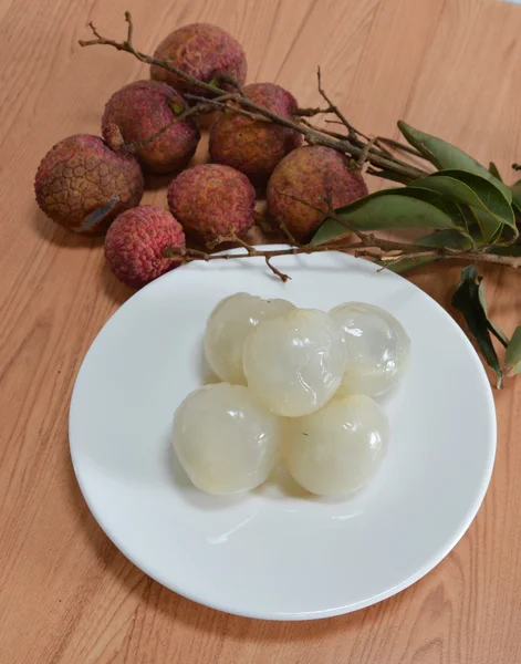 Lychee fruta asiática en el plato — Foto de Stock