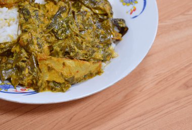 Cassia ağaç curry ile uskumru