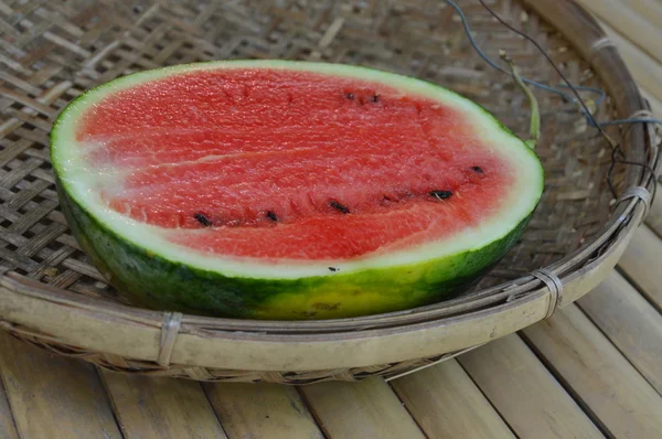 Melon d'eau sur panier de battage de bambou — Photo