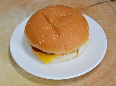 çizburger domuz eti ve domuz pastırması çanak üzerinde