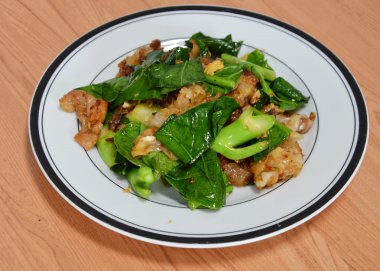 Kızarmış noodle ile domuz eti ve Çince lahana