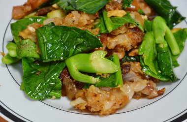 Kızarmış düz şehriye ve korunmuş soya fasulyesi yapıştırın soslu domuz eti ilave edin