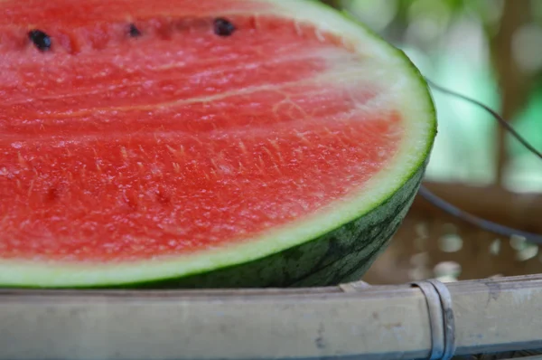 Melon d'eau sur panier de battage de bambou — Photo