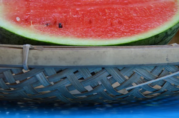 Melon d'eau sur panier de battage de bambou — Photo