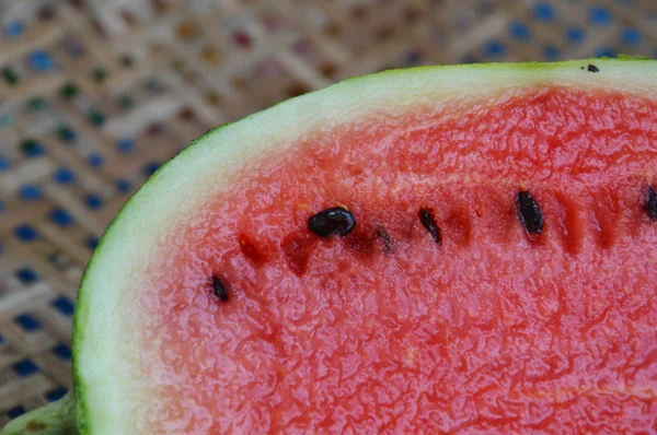 Melon d'eau sur panier de battage de bambou — Photo