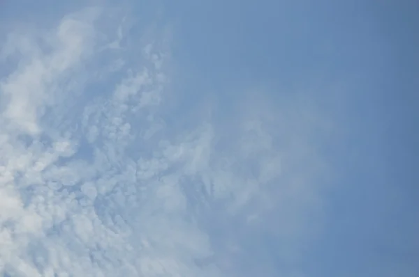 Облачность и небо в солнечный день — стоковое фото
