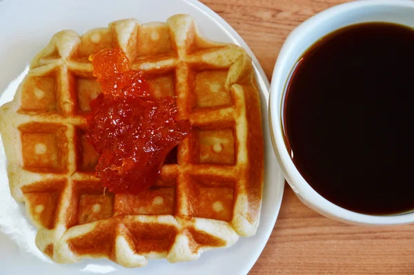 Waffelbelag Marmelade und schwarzer Kaffee — Stockfoto