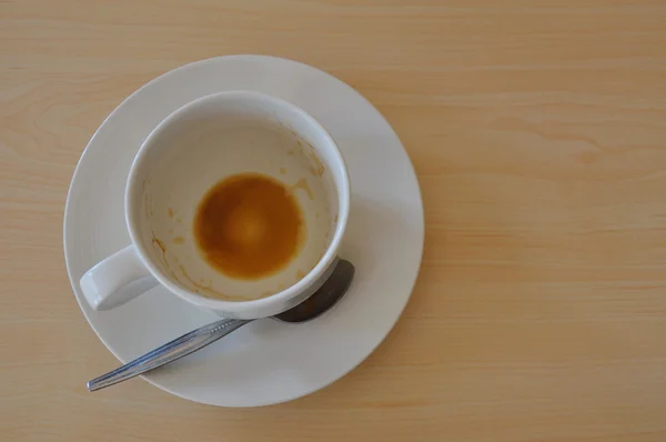 Пустая чашка кофе на столе — стоковое фото