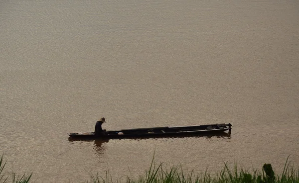 Bote de la fila de la pesca en el río en la puesta del sol — Foto de Stock