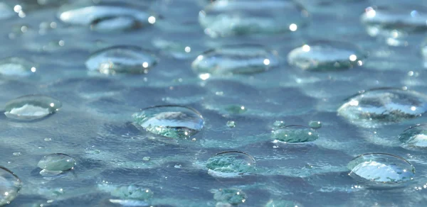 Rotolo goccia d'acqua sul tavolo — Foto Stock