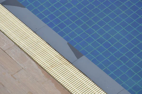 Zwembad met blauwe tegel — Stockfoto