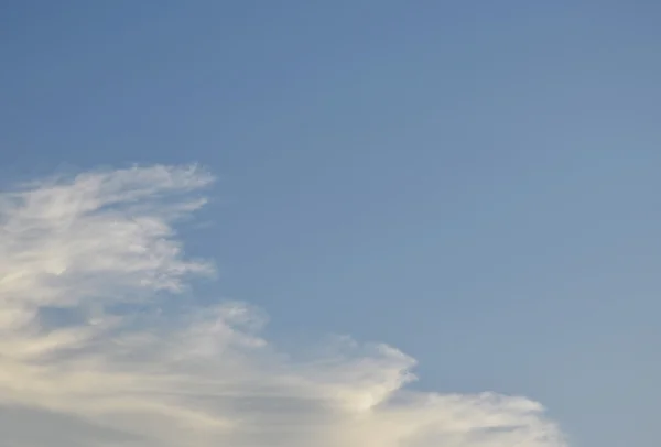 Облачность и голубое небо — стоковое фото